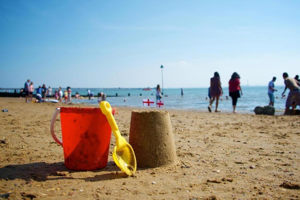 Marine Villa Hotel & Suites - Close To Beach, Train Station & Southend Airport מראה חיצוני תמונה