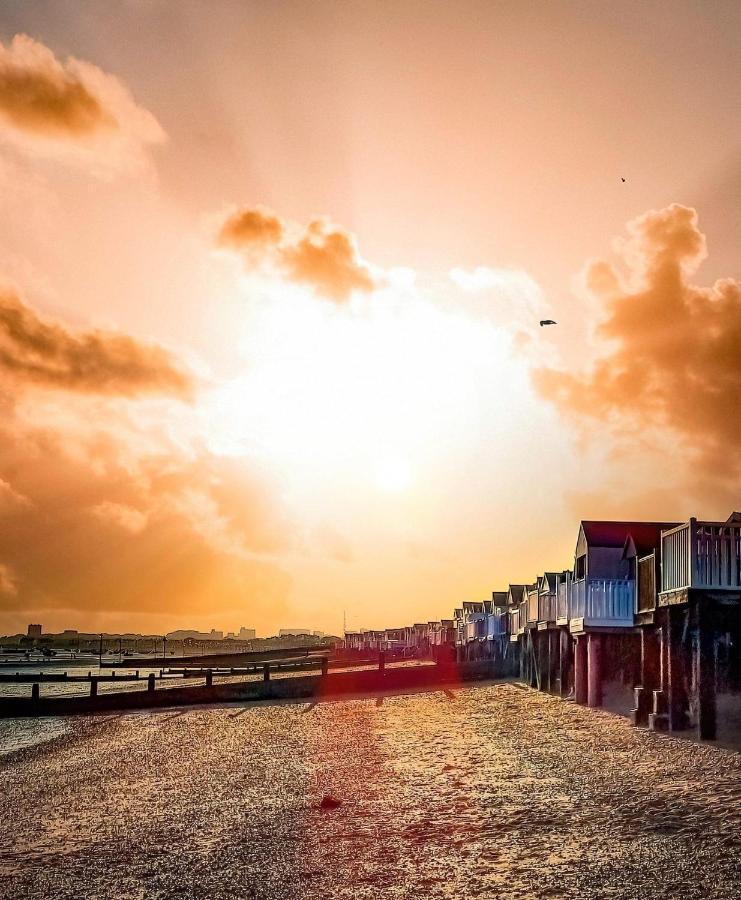 Marine Villa Hotel & Suites - Close To Beach, Train Station & Southend Airport מראה חיצוני תמונה